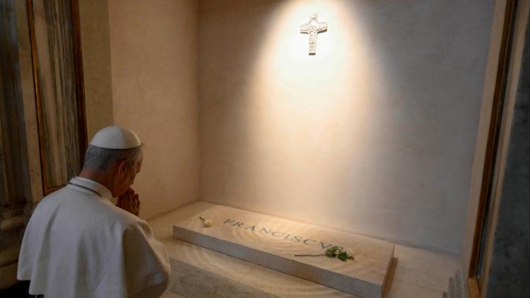 Léon XIV se recueille sur la tombe de François à Sainte-Marie-Majeure